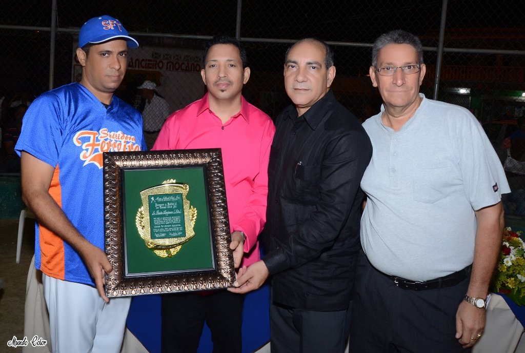 Amirís Lazala Presidente de Moca Softbol Club  entrega placa a Niño Almánzar le acompañan Lic. Andrés Diloné Ovalles y Alberto Guzmán (Tín)